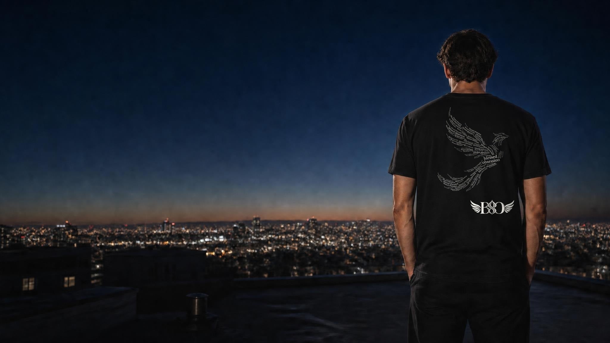 Hombre de espaldas con la Phoenix Tee al amanecer